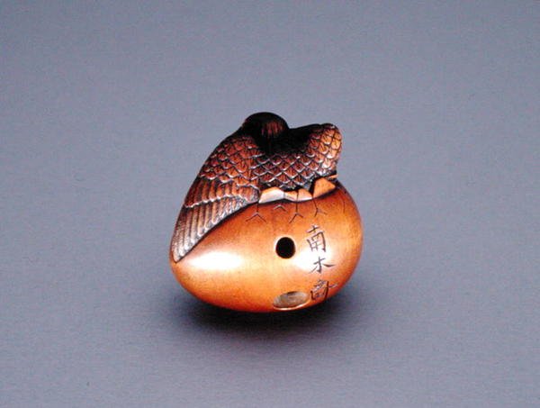 Netsuke, एक अंडे से निकलते हुए कौवे का चित्रण, c.1840 (लकड़ी) (सामने के दृश्य के लिए 194417 देखें) द्वारा नंबोकुसाई नंबुकुसाई