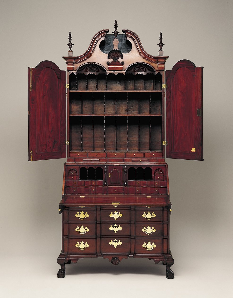 डेस्क और किताबों की अलमारी, c.1770-76 (महोगनी, दक्षिणी पीला पाइन, पूर्वी सफेद पाइन, पीला चिनार और पीतल) द्वारा नाथनियल गोल्ड