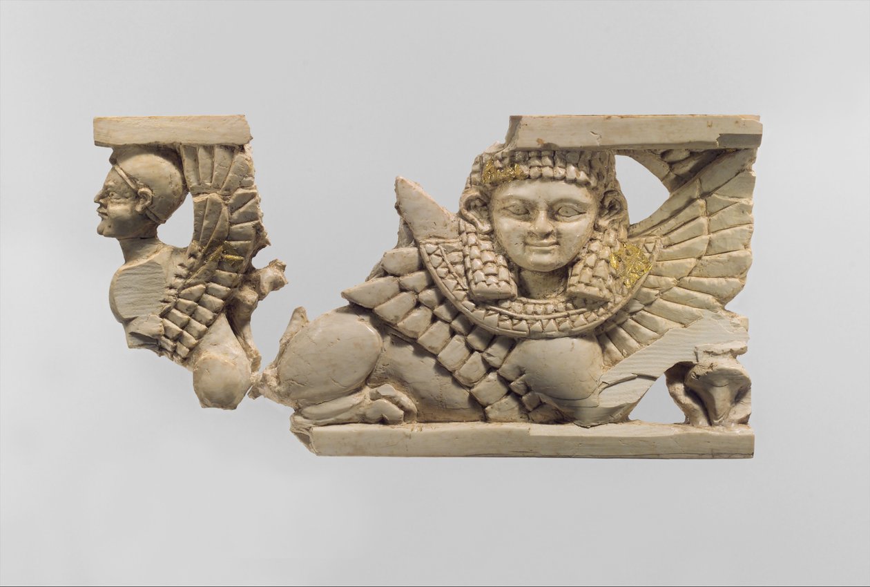 ओपनवर्क फर्नीचर पट्टिका दो स्फिंक्स के साथ, c.800 ईसा पूर्व (हाथी दांत, सोने की पन्नी) द्वारा नव असीरियन
