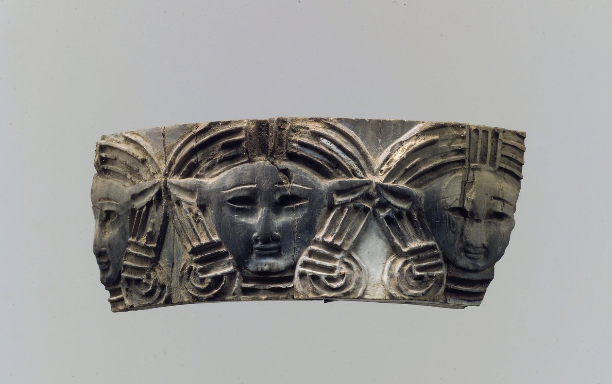तीन ललाट सिर, c.8th-7 वीं शताब्दी ईसा पूर्व (हाथी दांत) के साथ क्लौइज़न फर्नीचर या कॉस्मेटिक बॉक्स पट्टिका द्वारा नव असीरियन