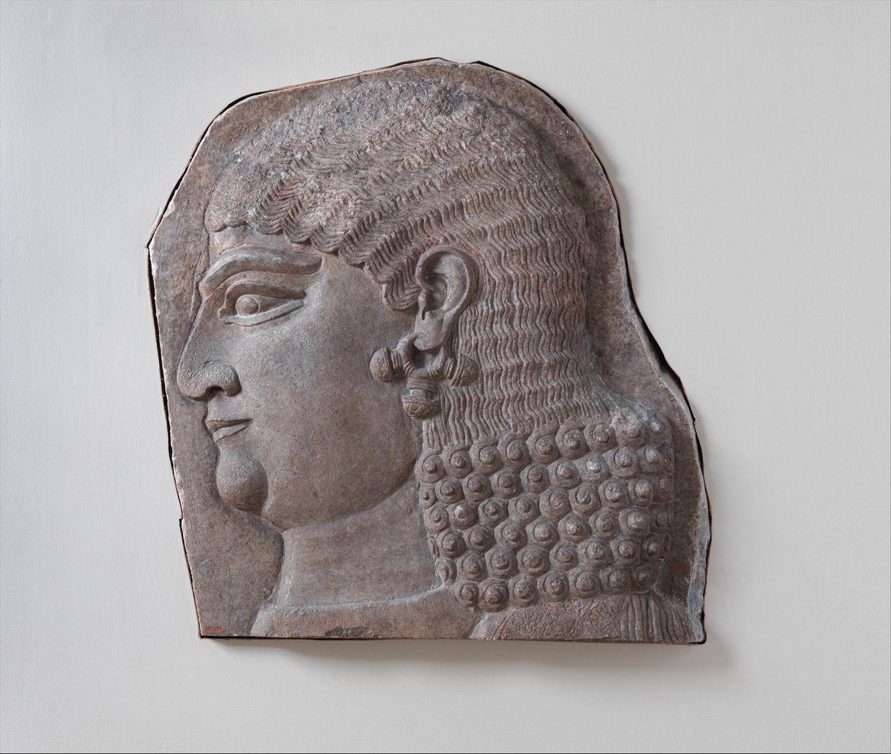 दाढ़ी वाले शाही परिचारक के मुखिया, संभवतः एक कबाड़, c.721-05 ईसा पूर्व (जिप्सम अलबास्टर) द्वारा नव असीरियन नियो असीरियन