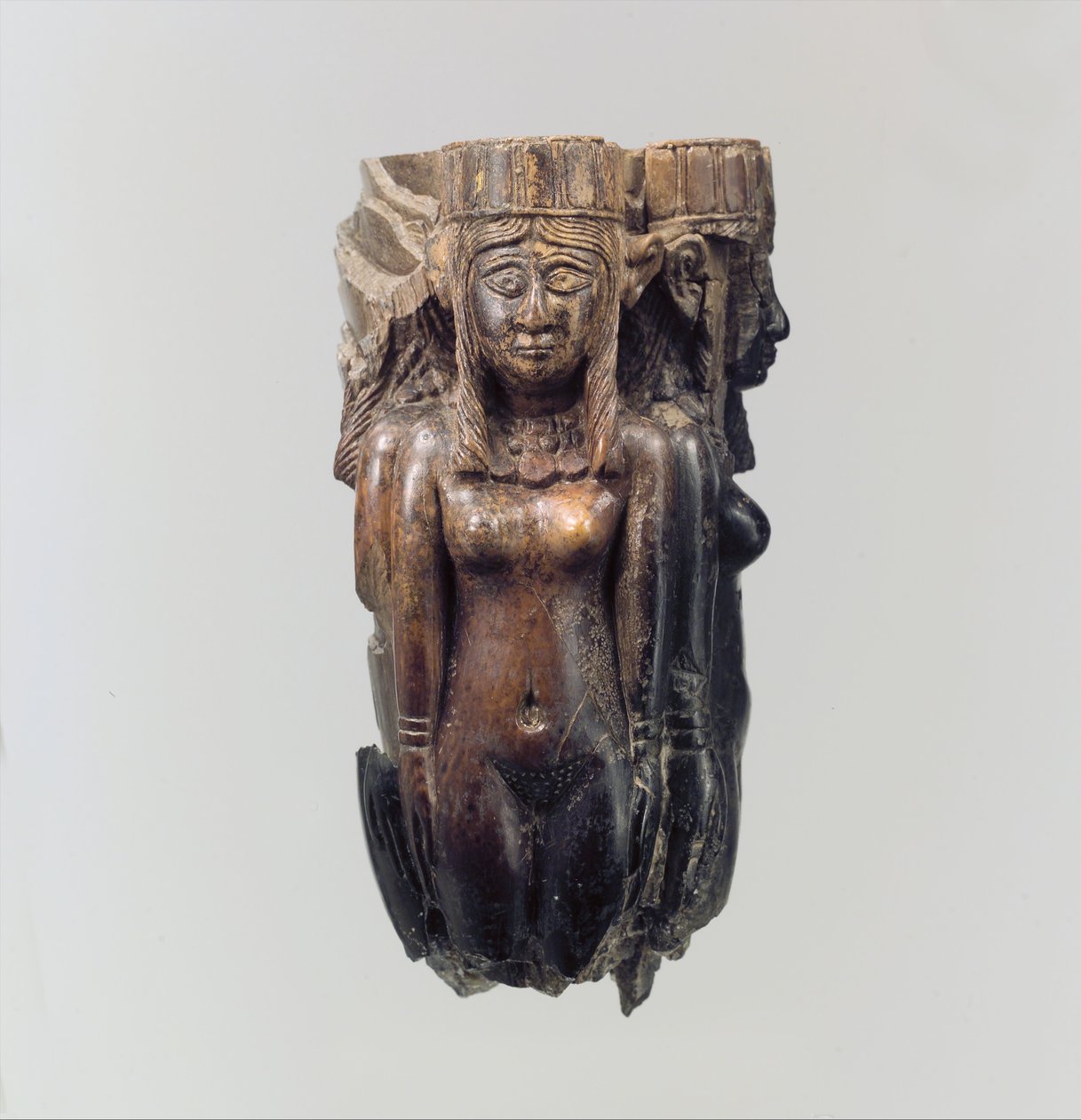 चार महिला आकृतियों के रूप में पंखे या फ्लाई-व्हिस्क हैंडल, c.8वीं-सातवीं शताब्दी ईसा पूर्व (हाथीदांत) द्वारा नव असीरियन