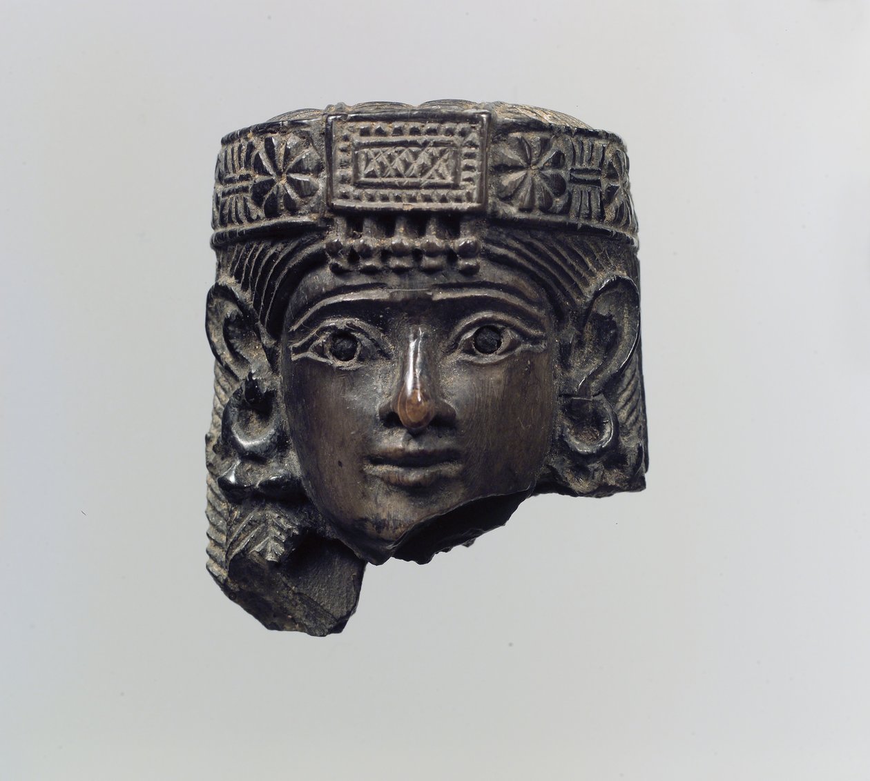 एक महिला आकृति के प्रमुख, c.8 वीं शताब्दी ईसा पूर्व (हाथीदांत) द्वारा नव असीरियन
