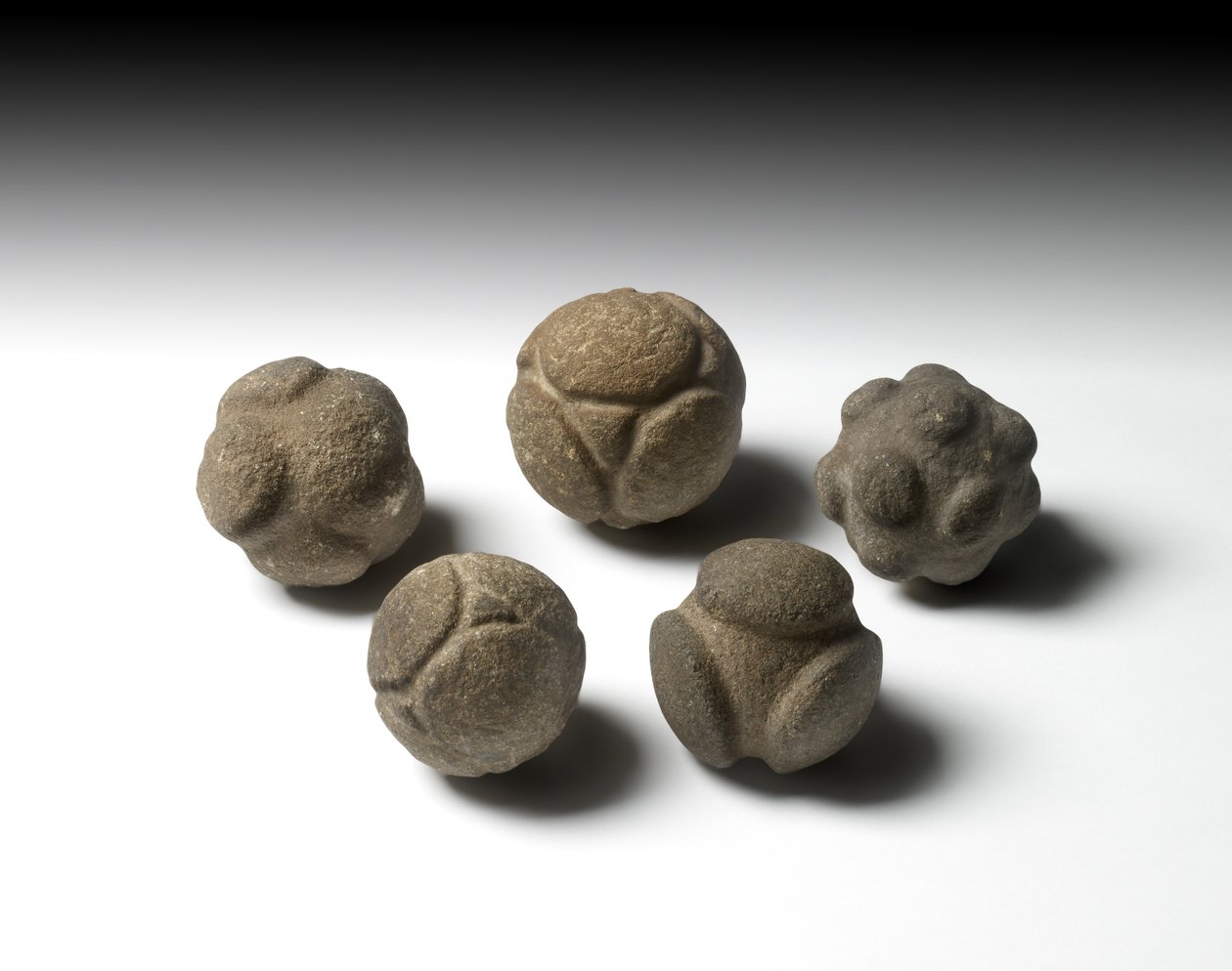 नक्काशीदार बॉल, लेट नियोलिथिक, स्कॉटलैंड, c.3750-2000 ईसा पूर्व द्वारा निओलिथिक