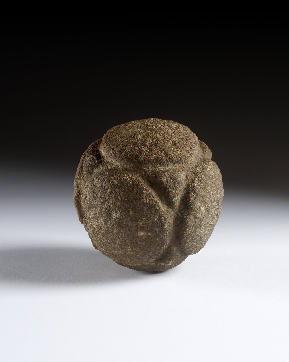 नक्काशीदार बॉल, लेट नियोलिथिक, स्कॉटलैंड, c.3750-2000 ईसा पूर्व द्वारा निओलिथिक