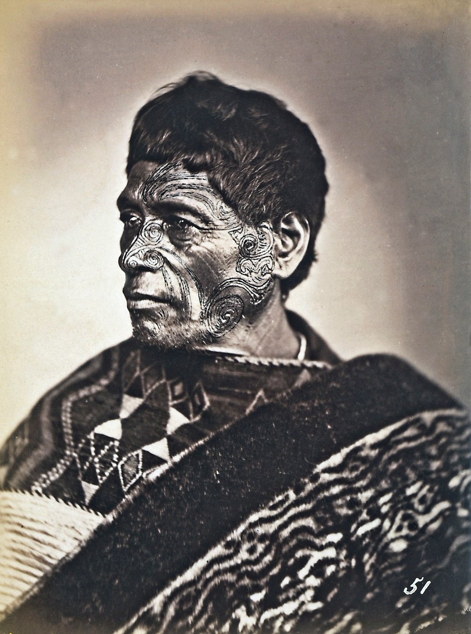 टाट वाले चेहरे के साथ एक माओरी का चित्र, c.1886-88 द्वारा न्यूजीलैंड फोटोग्राफर