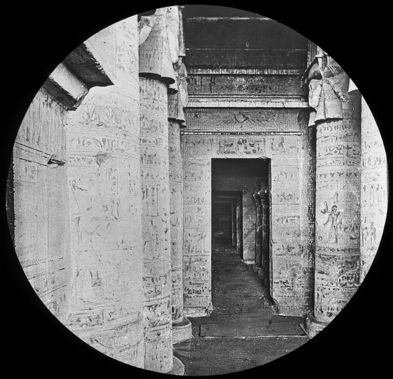डेन्डेरा, मिस्र का मंदिर, c1890 का इंटीरियर द्वारा न्यूटन और सह