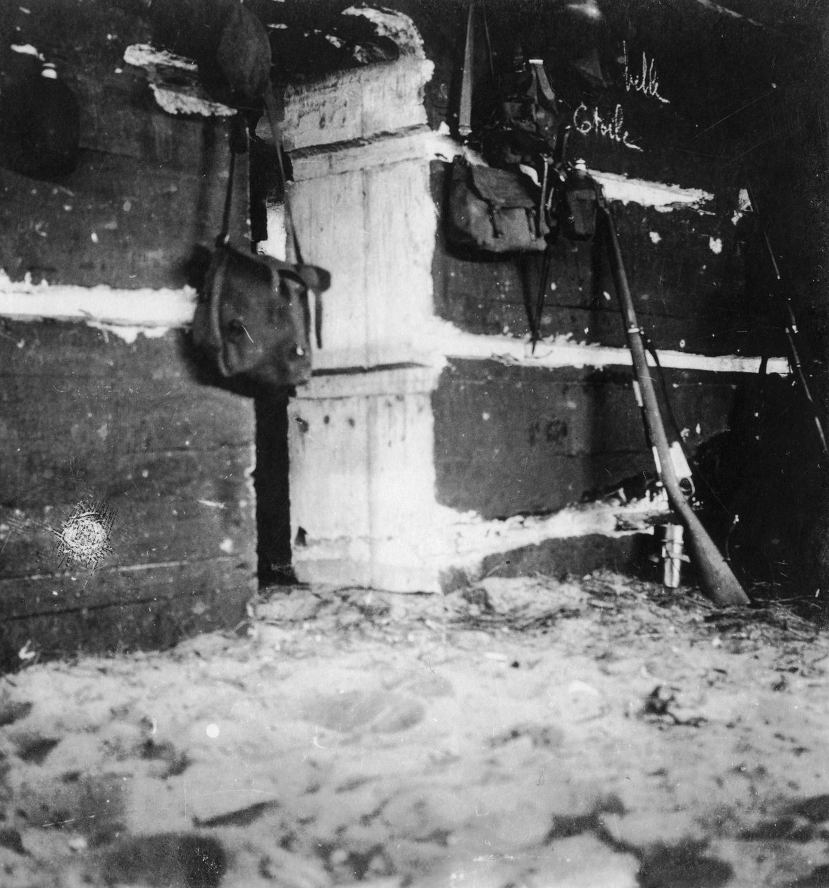 एक जर्मन डगआउट का इंटीरियर, प्रथम विश्व युद्ध, c1914-c1918। द्वारा कोकिला और सह