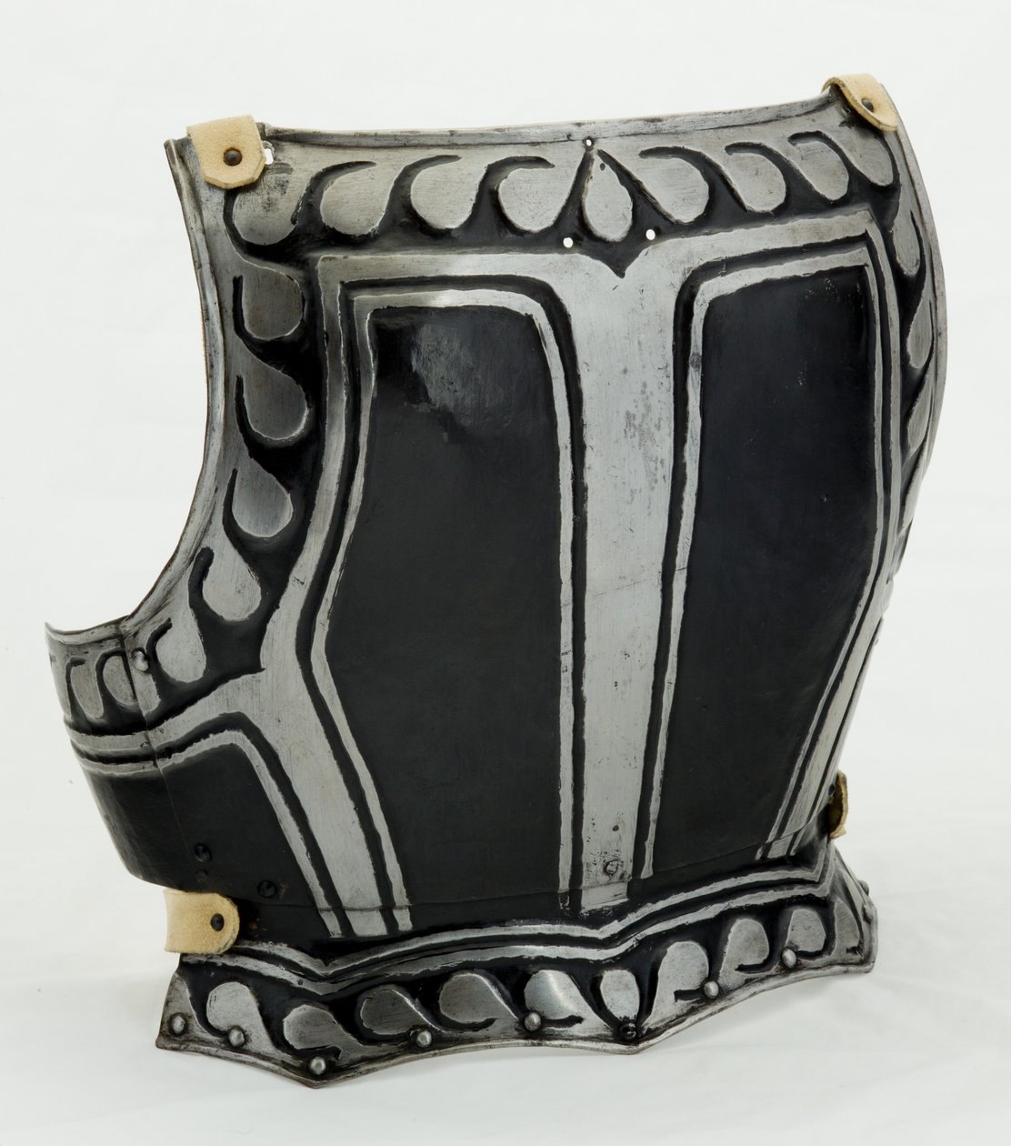 बैकप्लेट, c.1580 (आधुनिक चमड़े के साथ चित्रित स्टील) द्वारा उत्तर जर्मन स्कूल