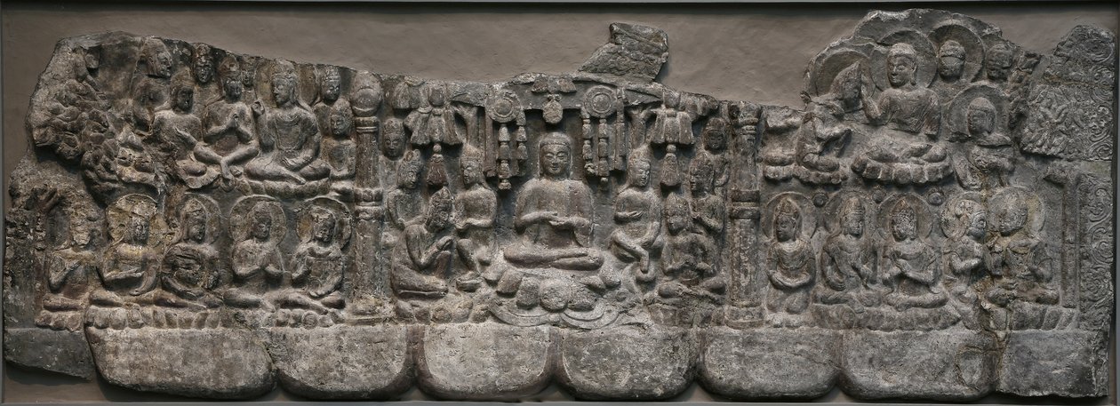 दीवार की मूर्तिकला: बुद्ध और बोधिसत्वों, हेवन, हेबै प्रांत, 550-577 के स्वर्गीय स्वर्गवास (वर्णक के निशान वाला चूना पत्थर) द्वारा उत्तरी क्यूई राजवंश चीनी स्कुल