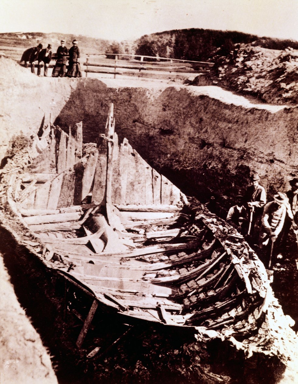 वाइकिंग लॉन्गशिप "गोकस्टैड" की खुदाई 9 वीं शताब्दी के नॉर्वे, 1880 में खोजी गई थी द्वारा नॉर्वेजियन फोटोग्राफर