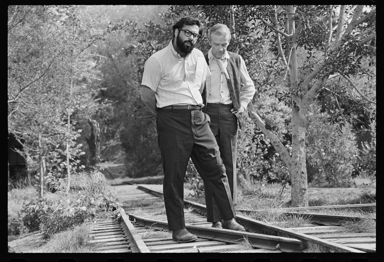 फ्रांसिस फोर्ड कोपोला और फ्रेड एस्टायर 'फिनियन्स रेनबो' के सेट पर, 1968 (b/w फोटो) द्वारा ऑरलैंडो सुएरो