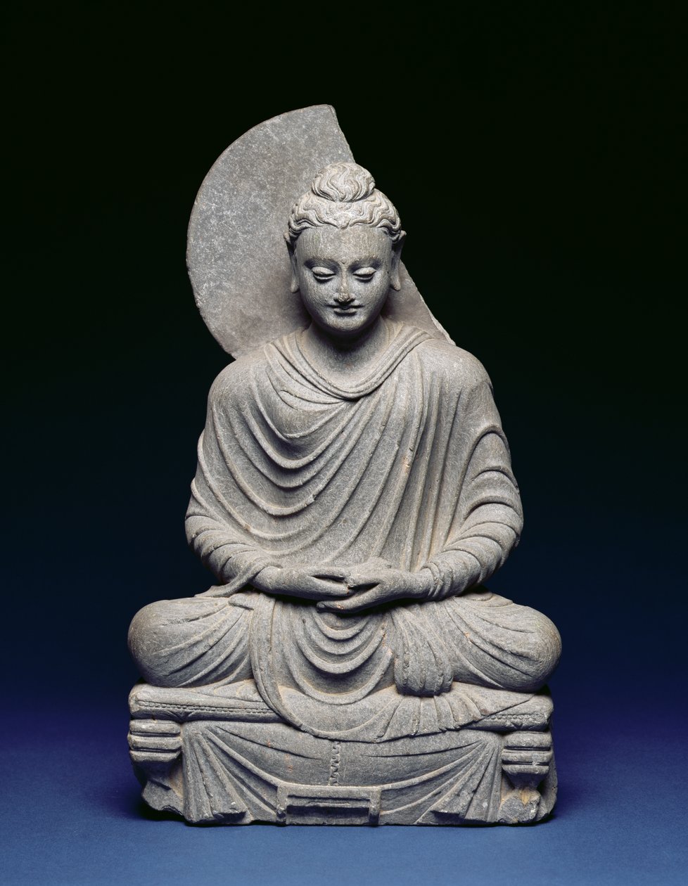 बैठे हुए बुद्ध, गांधार, पहली-तीसरी शताब्दी ईस्वी (विद्वान) द्वारा पाकिस्तानी स्कूल