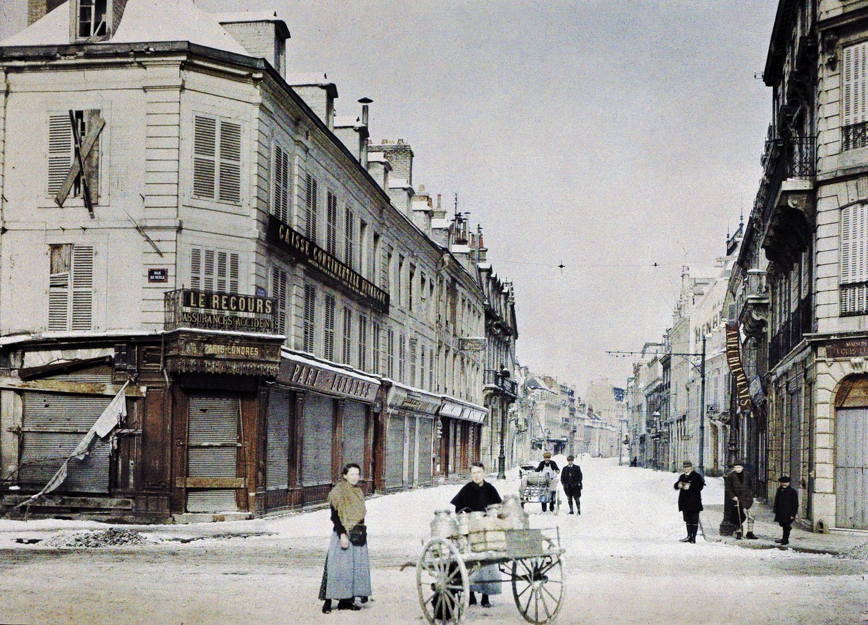 Rue de Vesle में दूध के डिब्बे से भरी एक गाड़ी और उसके पीछे Rue de Talleyrand में एक और गाड़ी के साथ एक आदमी, Reims, फ्रांस, 3 मार्च, 1917 (ऑटोक्रोम) द्वारा पॉल कल्लनू