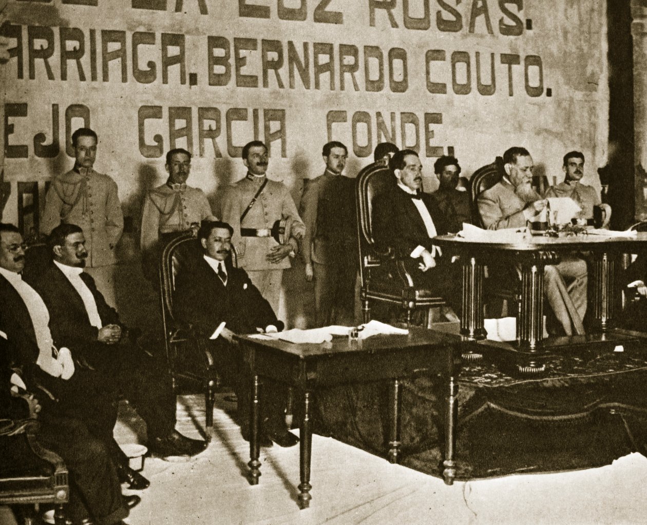 दिसंबर 1917 को क्वेटेरो कन्वेंशन में वेनस्टियानो कैरान्ज़ा द्वारा पॉल थॉम्पसन