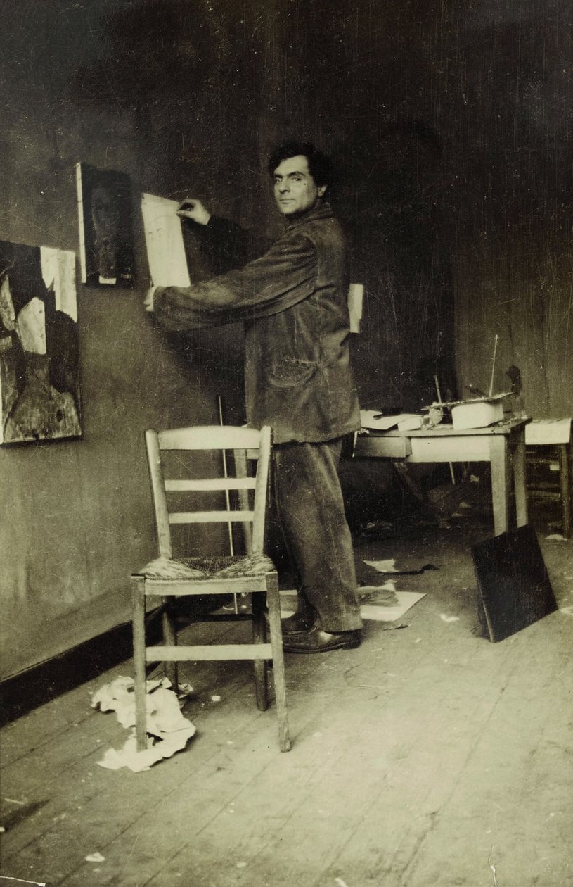 अपने स्टूडियो में एमेडियो मोदिग्लिआनी, c.1915 (b/w फोटो) द्वारा पॉल गिलयूम