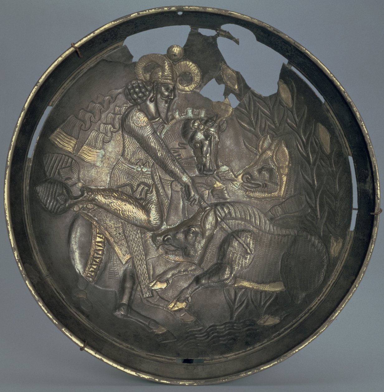 डिश को राजकुमार वराहरन के शिकार के दृश्य के साथ सजाया गया, सस्सानिद वंश (226-651) (सिल्वर के साथ सिल्वर) द्वारा फारसी स्कूल