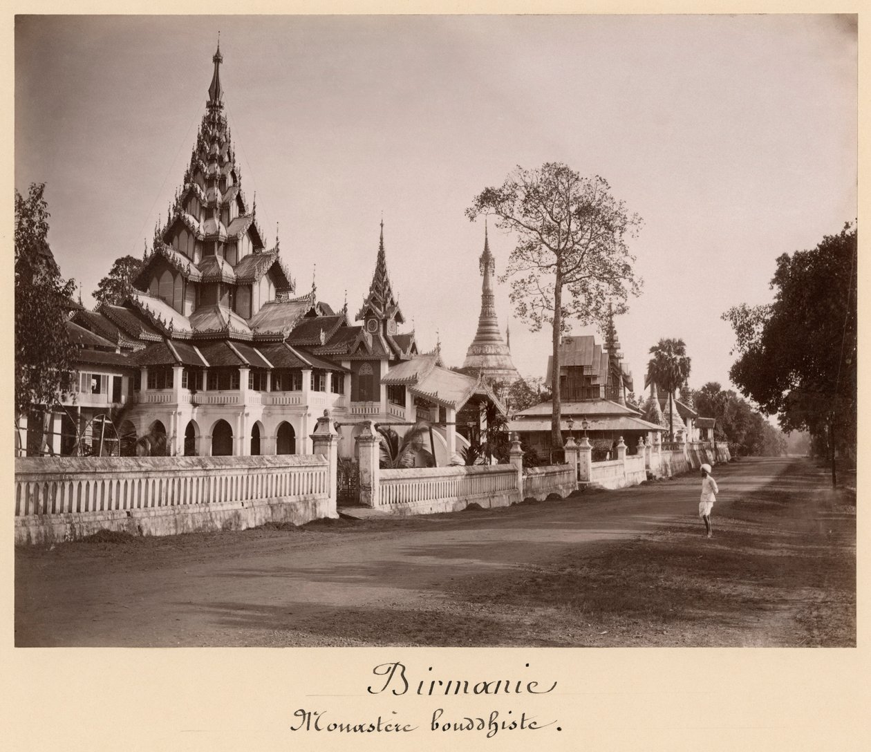 व्होलयैना मठ और पैगोडा मौलमीन, बर्मा में, c.1890 (एल्बम प्रिंट) द्वारा फिलिप एडोल्फ खीर