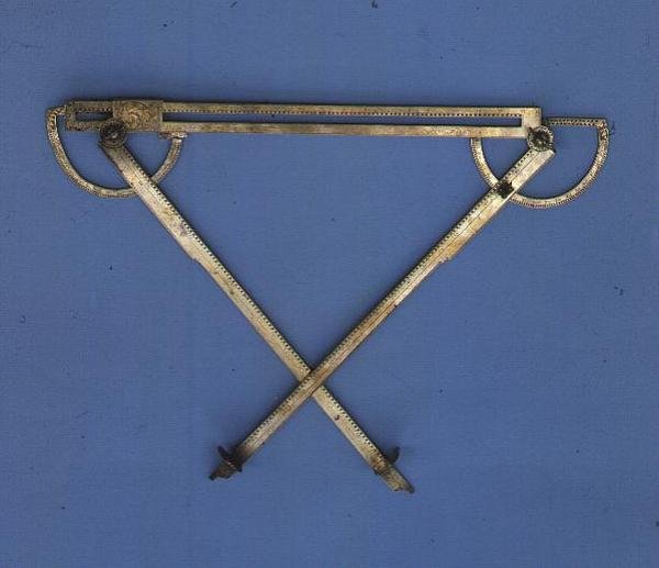 त्रिकोणमापी, c.1580 (पीतल) द्वारा फिलिप डेनिएरे