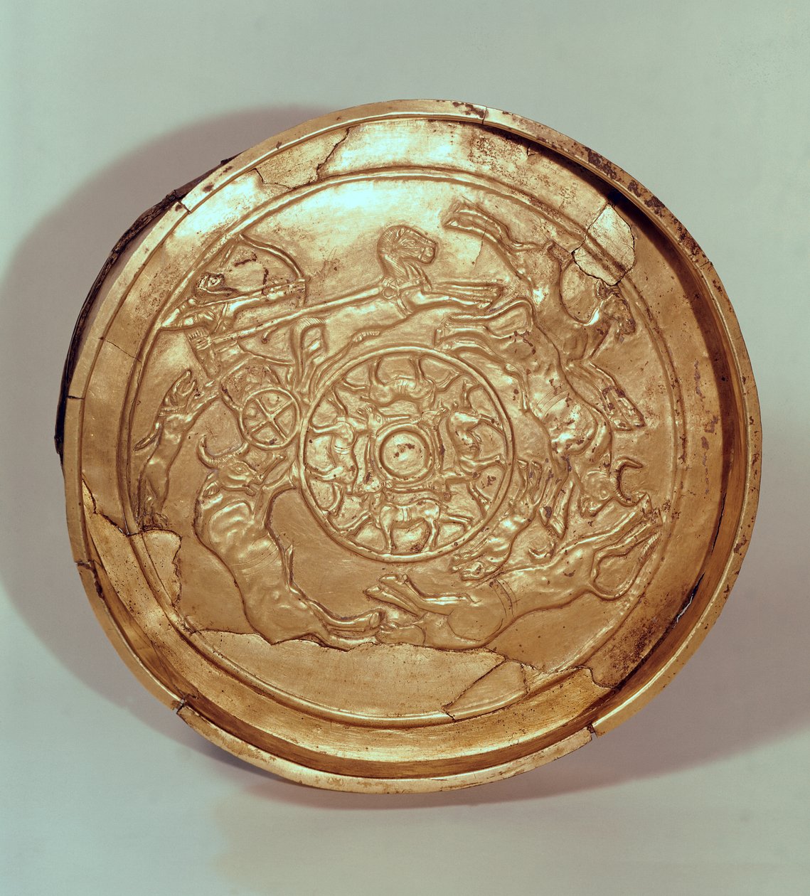 एक शिकार दृश्य के साथ डिश, रास शमरा, उगरिट से, c.1250-1150 ईसा पूर्व (सोना) द्वारा Phoenician