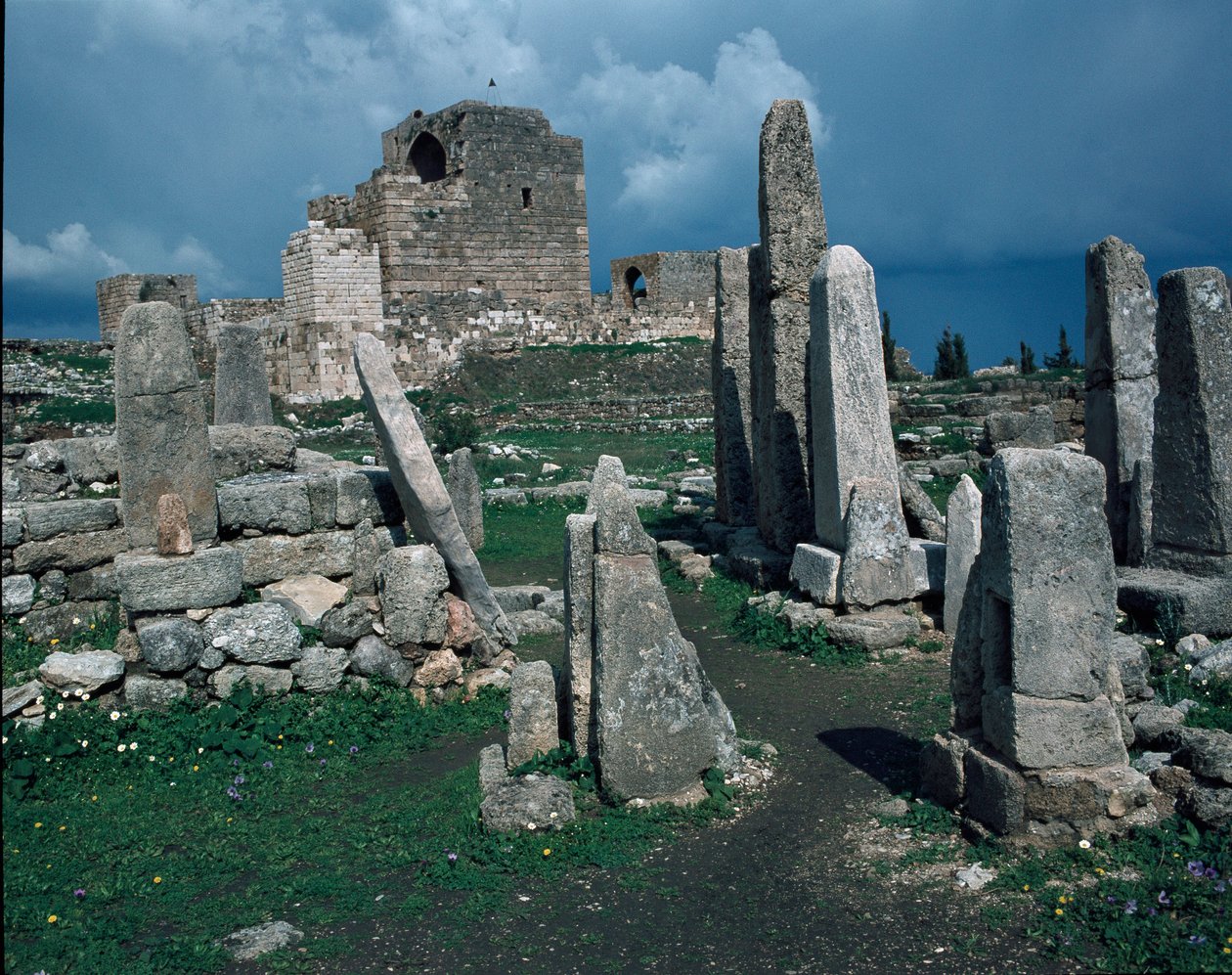 क्रूसेडर किला और ओबिलिस्क का मंदिर द्वारा फोनीशियन Phoenician