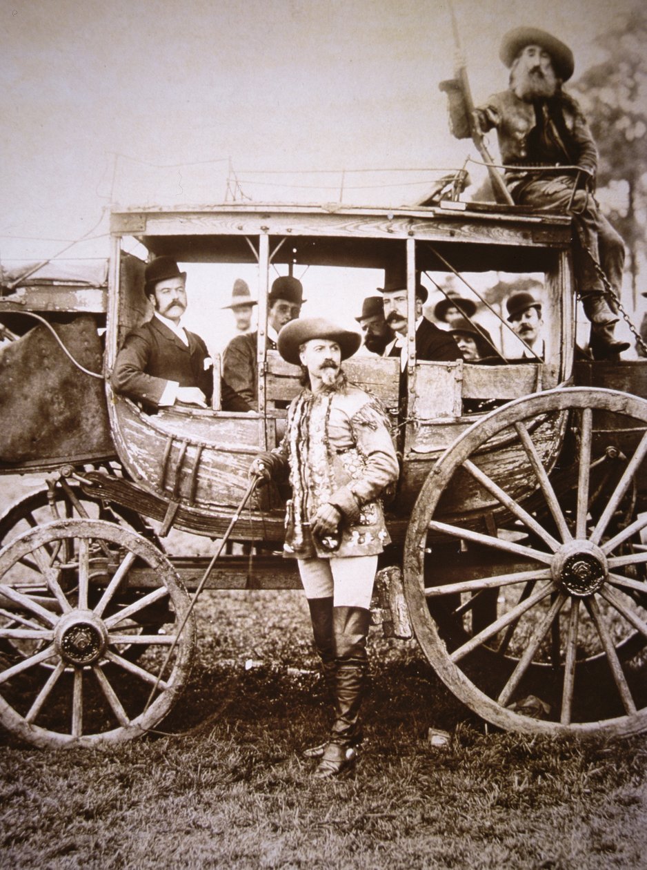 बफ़ेलो बिल कोडी (1846-1917) और उनके डेडवुड कोच (बी/डब्ल्यू फोटो) द्वारा फोटोग्राफर अमेरिकी
