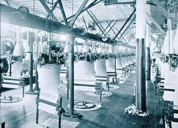 मैन्युफैक्चरिंग नेचुरल वूल अंडरवीयर, c.1900, 'अंडर द सदर्न क्रॉस - ग्लिम्पसेज़ ऑफ़ ऑस्ट्रेलिया' से, 1908 में प्रकाशित (b/w फोटो) द्वारा फोटोग्राफर ऑस्ट्रेलियाई