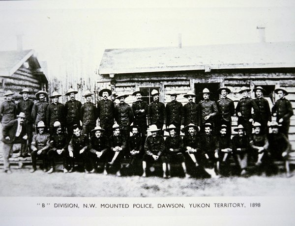 उत्तर-पश्चिम माउंटेड पुलिस 'बी' डिवीजन, डावसन, युकोन क्षेत्र में, 1898 की स्वर्ण दौड़ के दौरान (बी/डब्ल्यू फोटो) द्वारा फ़ोटोग्राफ़र कैनेडियन