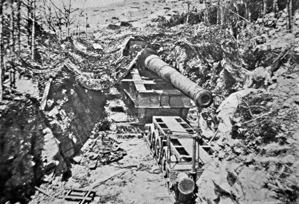 बिग बर्था, WWI . के दौरान रेल की पटरी पर लगी कई विशाल जर्मन तोपों में से एक द्वारा फ़ोटोग्राफ़र जर्मन