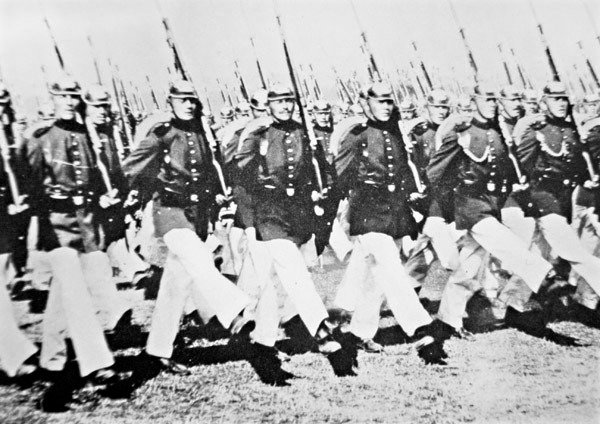 28 अगस्त 1911 को कैसर से पहले परेड हंस-कदम पर जर्मन सैनिक (बी / डब्ल्यू फोटो) द्वारा फ़ोटोग्राफ़र जर्मन