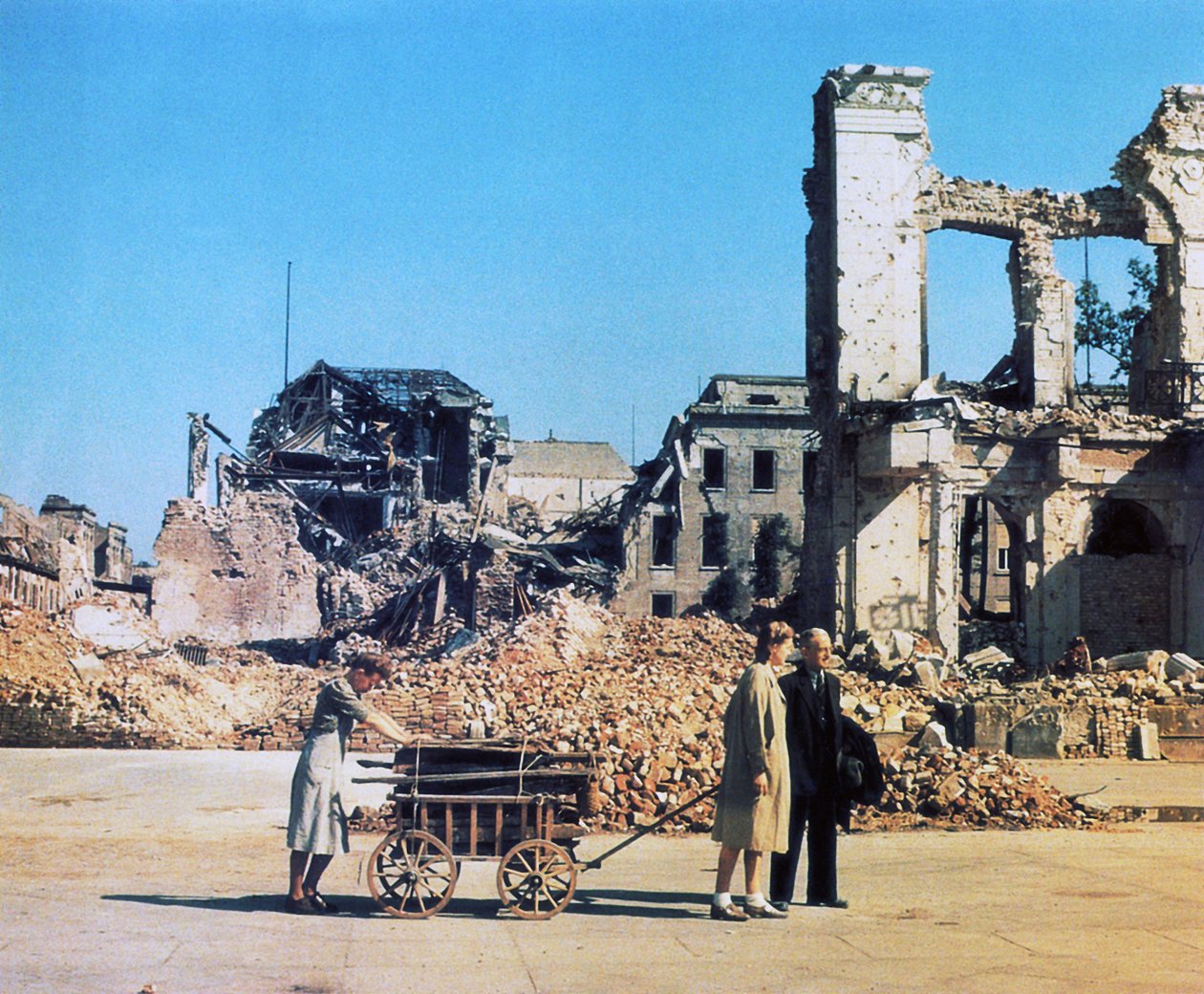बर्लिन में शरणार्थी, जून 1945 (फोटो) द्वारा फ़ोटोग्राफ़र जर्मन
