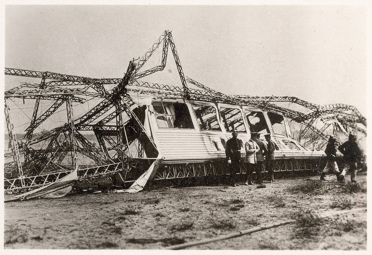 28 जून 1912 को नष्ट होने के बाद ज़ेपेलिन LZ10 "श्वाबेन" के खंडहर द्वारा फ़ोटोग्राफ़र जर्मन