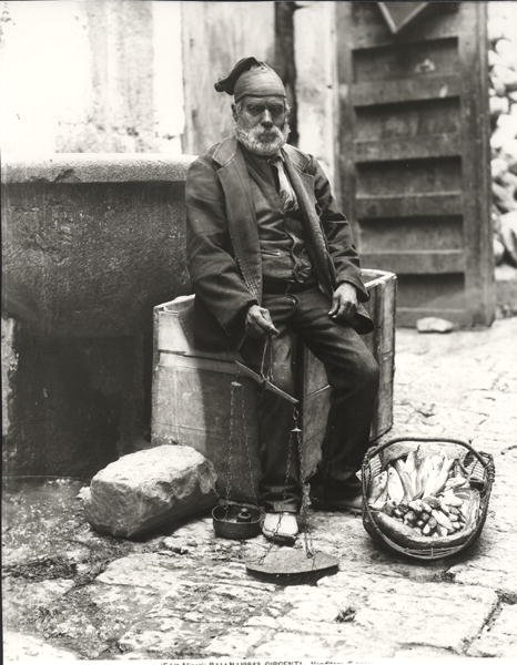 एक मछली विक्रेता, 'लाइफ इन पलेर्मो' से (बी/डब्ल्यू फोटो) द्वारा फ़ोटोग्राफ़र इतालवी