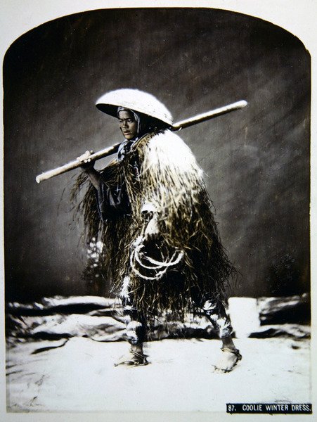 अपने सर्दियों के कपड़ों में जापानी कुली, c.1900 (रंगीन फोटो) द्वारा फोटोग्राफर जापानी