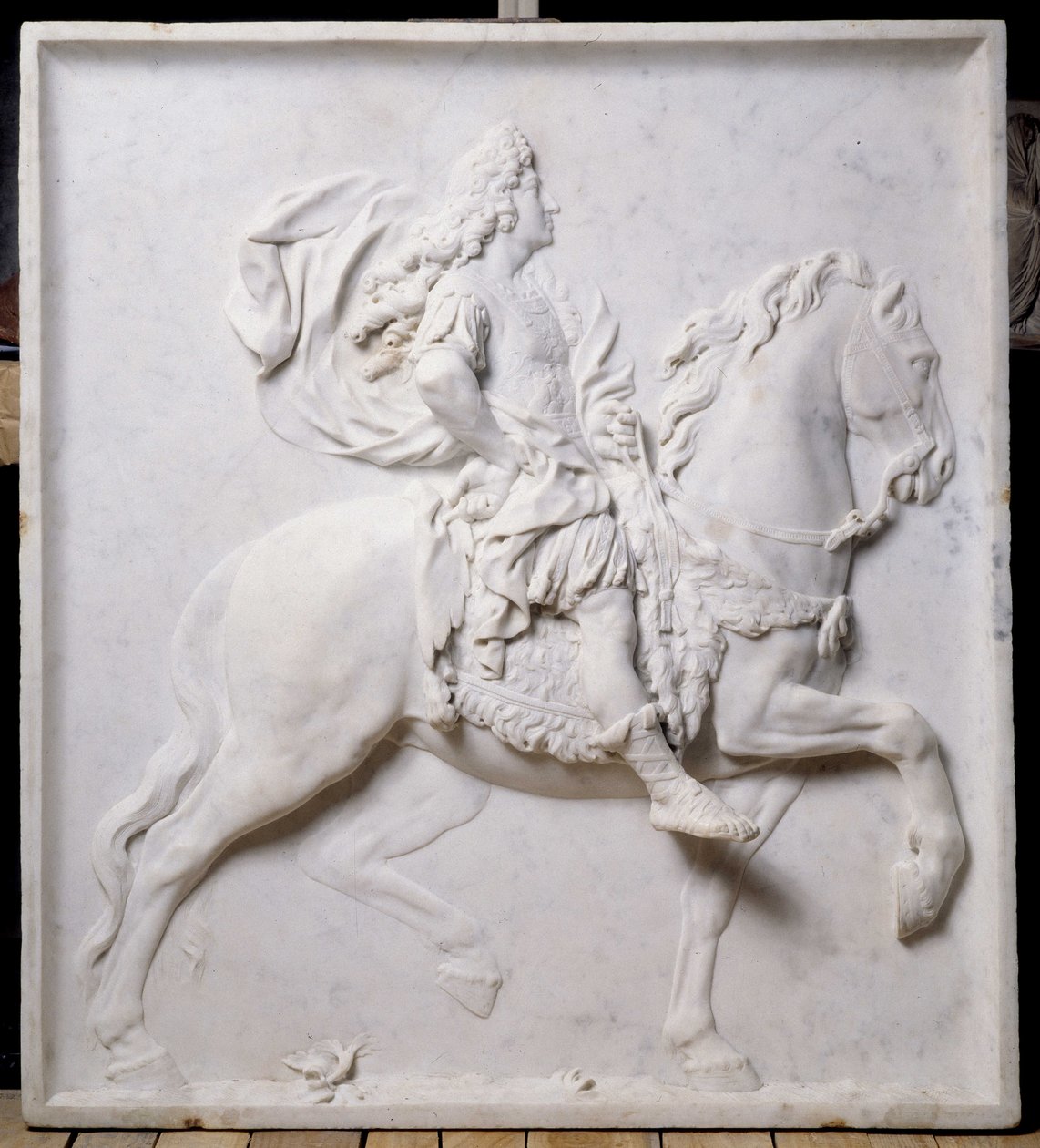 घोड़े (मूर्तिकला) पर लुई XIV (1638-1715) का प्रतिनिधित्व करने वाली कम राहत द्वारा पियरे पुगेट