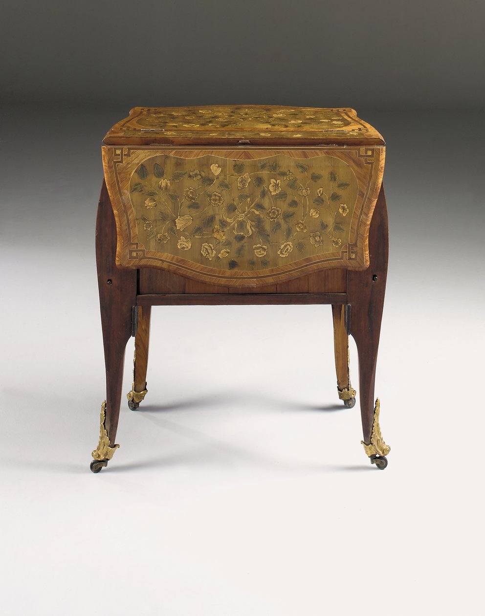 लुई XV कमोड, c.1765-70 (ऑरमोलु घुड़सवार ट्यूलिपवुड, गूलर, ऐमारैंथ और मार्कीट्री) (463004, 465390 और 465391 भी देखें) द्वारा पियरे रूसेल