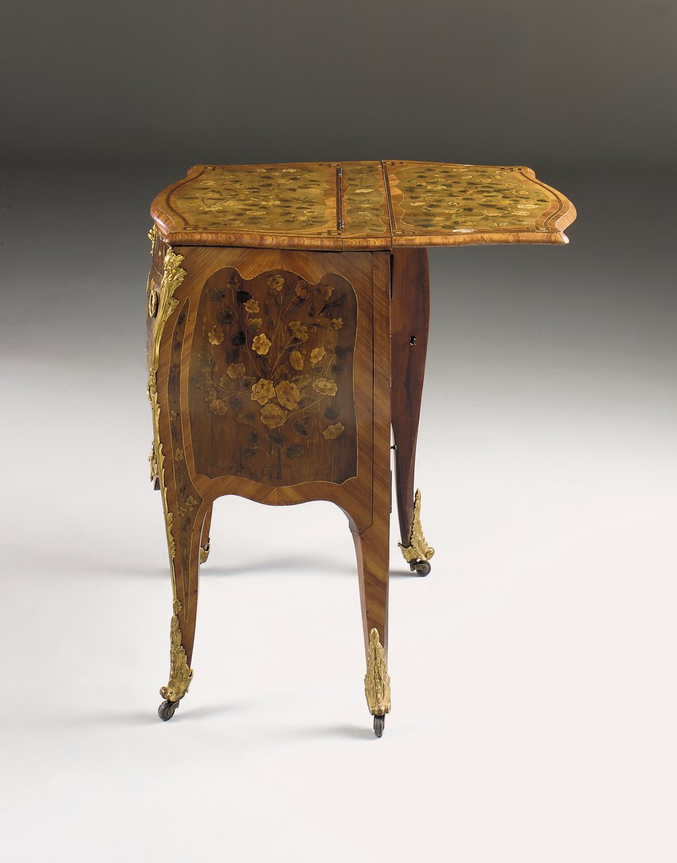 लुई XV कमोड, c.1765-70 (ऑरमोलु घुड़सवार ट्यूलिपवुड, गूलर, ऐमारैंथ और मार्कीट्री) (463003, 463004 और 465391 भी देखें) द्वारा पियरे रूसेल