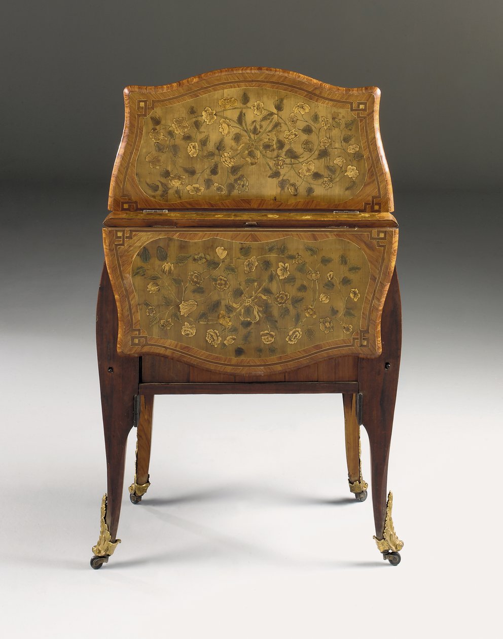 लुईस XV कमोड, c.1765-70 (ऑरमोलु घुड़सवार ट्यूलिपवुड, गूलर, ऐमारैंथ और मार्कीट्री) (463003, 465390 और 465391 भी देखें) द्वारा पियरे रूसेल