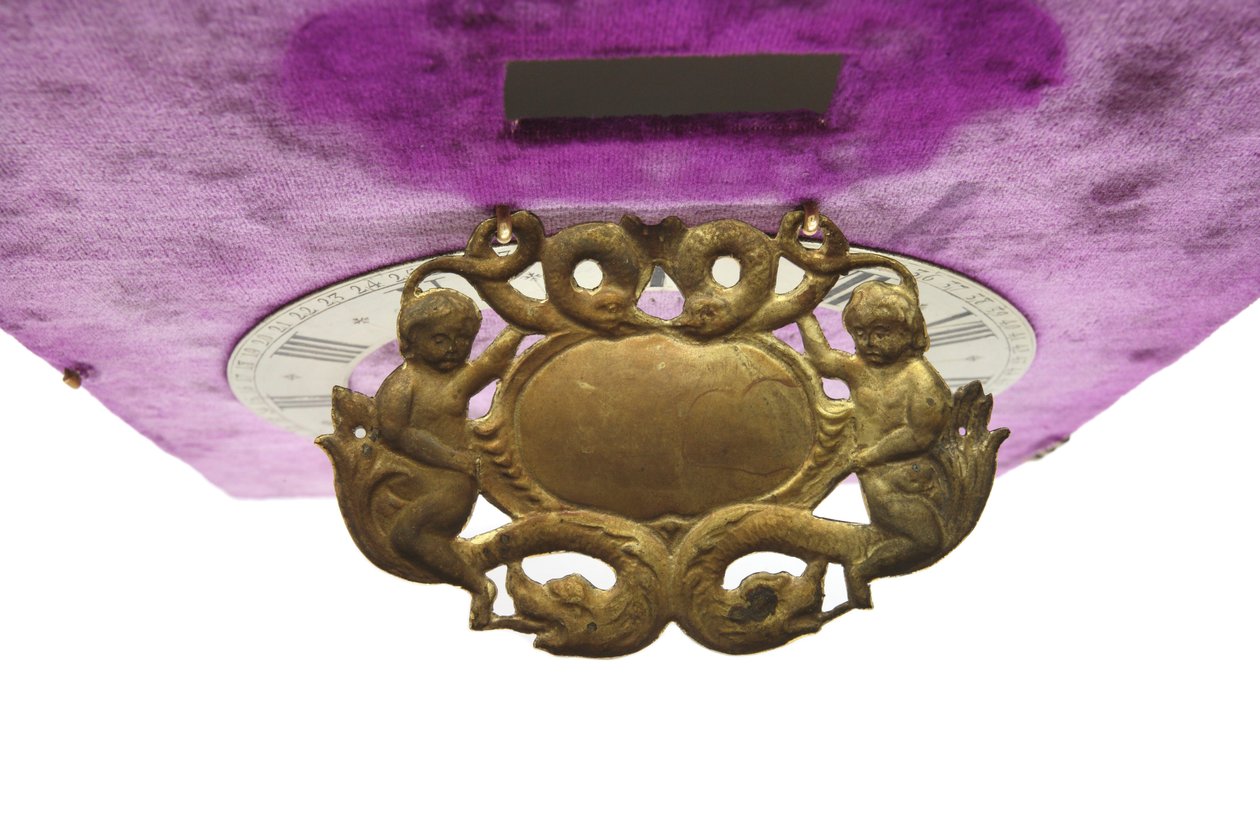 कार्टोचे के पीछे, एक टेबल घड़ी का, c.1660 (पीतल और मखमल) द्वारा पीटर विस्बैक