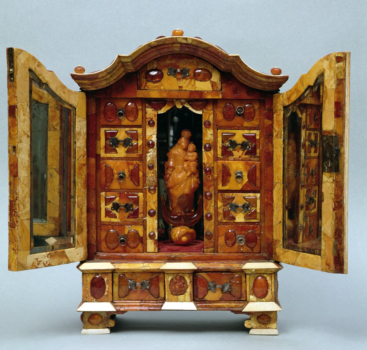 किंग स्टेनिस्लाव के एम्बर कैबिनेट अगस्त पोनतोव्स्की (1763-1813) c.1771 (एम्बर) (253562 भी देखें) द्वारा पोलिश स्कूल