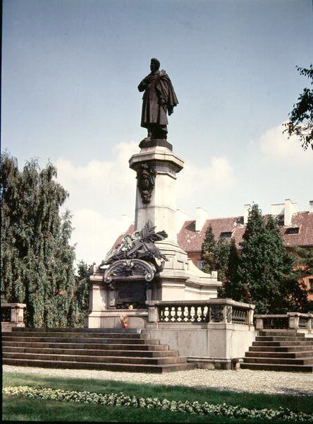 1898 में एडम मिकीविक्ज़ की प्रतिमा (1798-1855) बनाई गई द्वारा पोलिश स्कूल