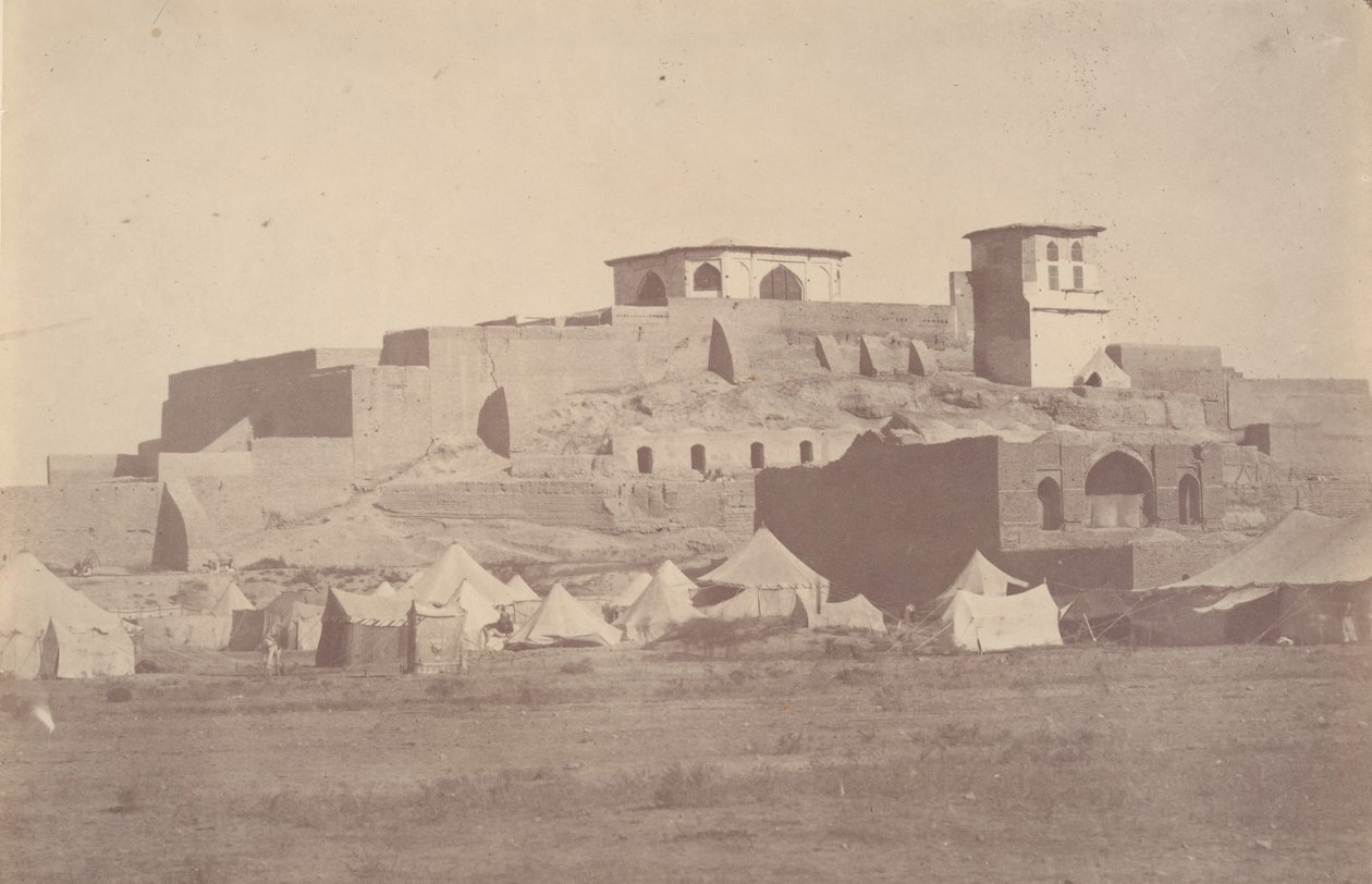 [सुल्तानिये के परिवेश में एक फारसी गढ़], 1840-60 के दशक। द्वारा संभवतः लुइगी पेस द्वारा।