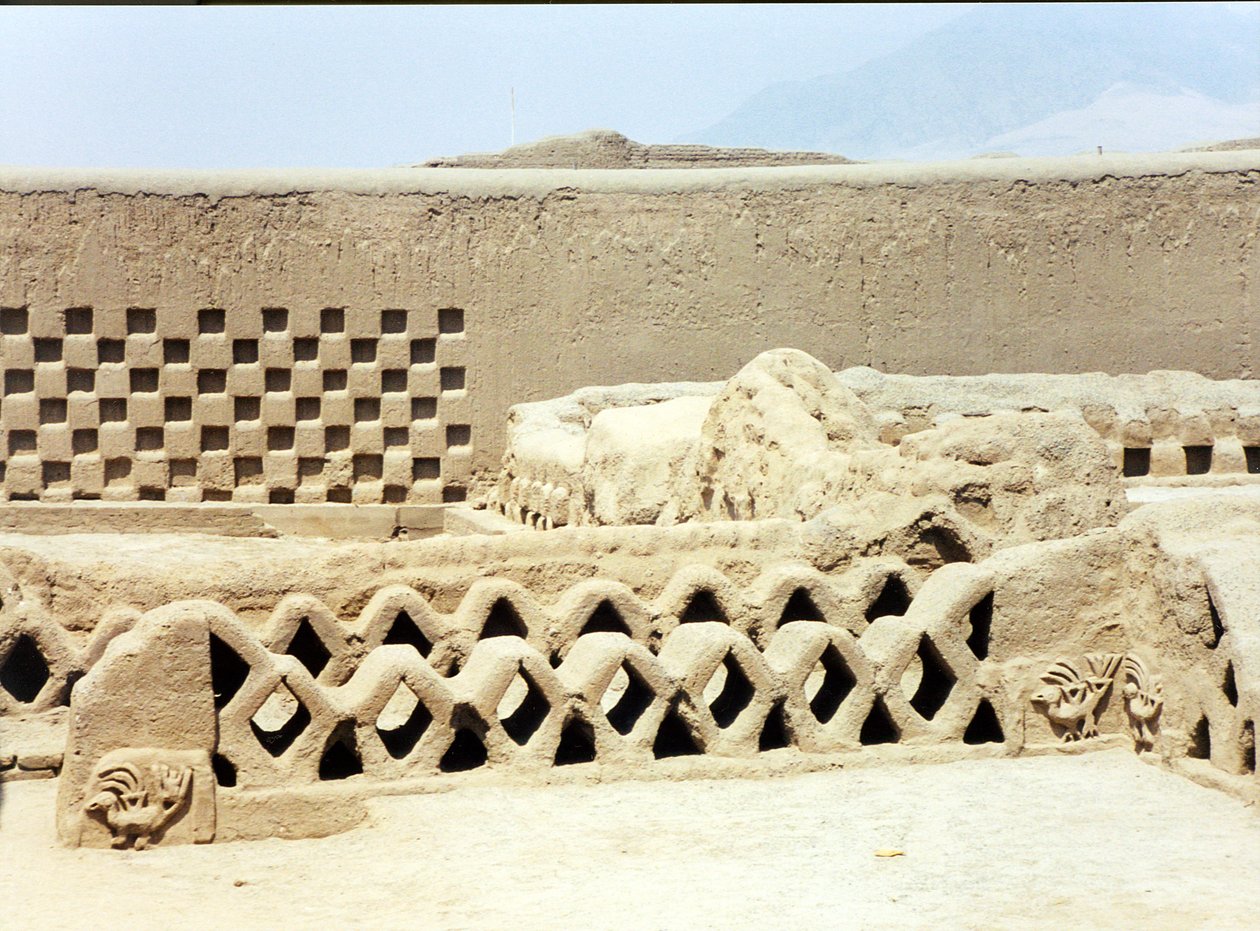 चिमू द्वारा निर्मित खंडहर और परित्यक्त पूर्व-इंका शहर के अंदर, c.1300 द्वारा पूर्व कोलंबियन