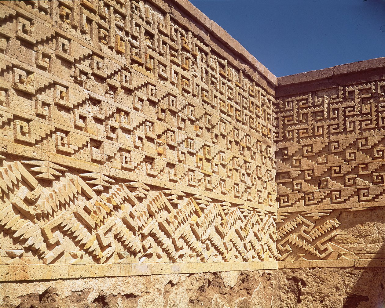 Patio de las Grecas, पोस्टक्लासिक अवधि (900-1521) से मोज़ेक की दीवार द्वारा पूर्व कोलंबियन