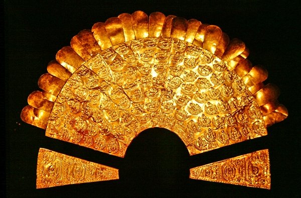 पक्षियों और मानव आकृतियों की सात पंक्तियों से सुशोभित ब्रेस्टप्लेट, चिमू शैली (सोना) द्वारा पूर्व कोलंबियन पूर्व कोलंबियन