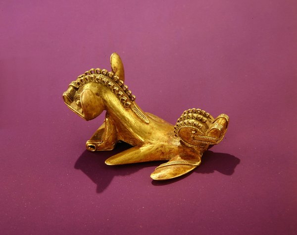 ७वीं-८वीं शताब्दी ईस्वी (स्वर्ण) में दोहरे सिर वाले जानवर को दर्शाने वाला टैरोना पेंडेंट द्वारा पूर्व कोलंबियन पूर्व कोलंबियन