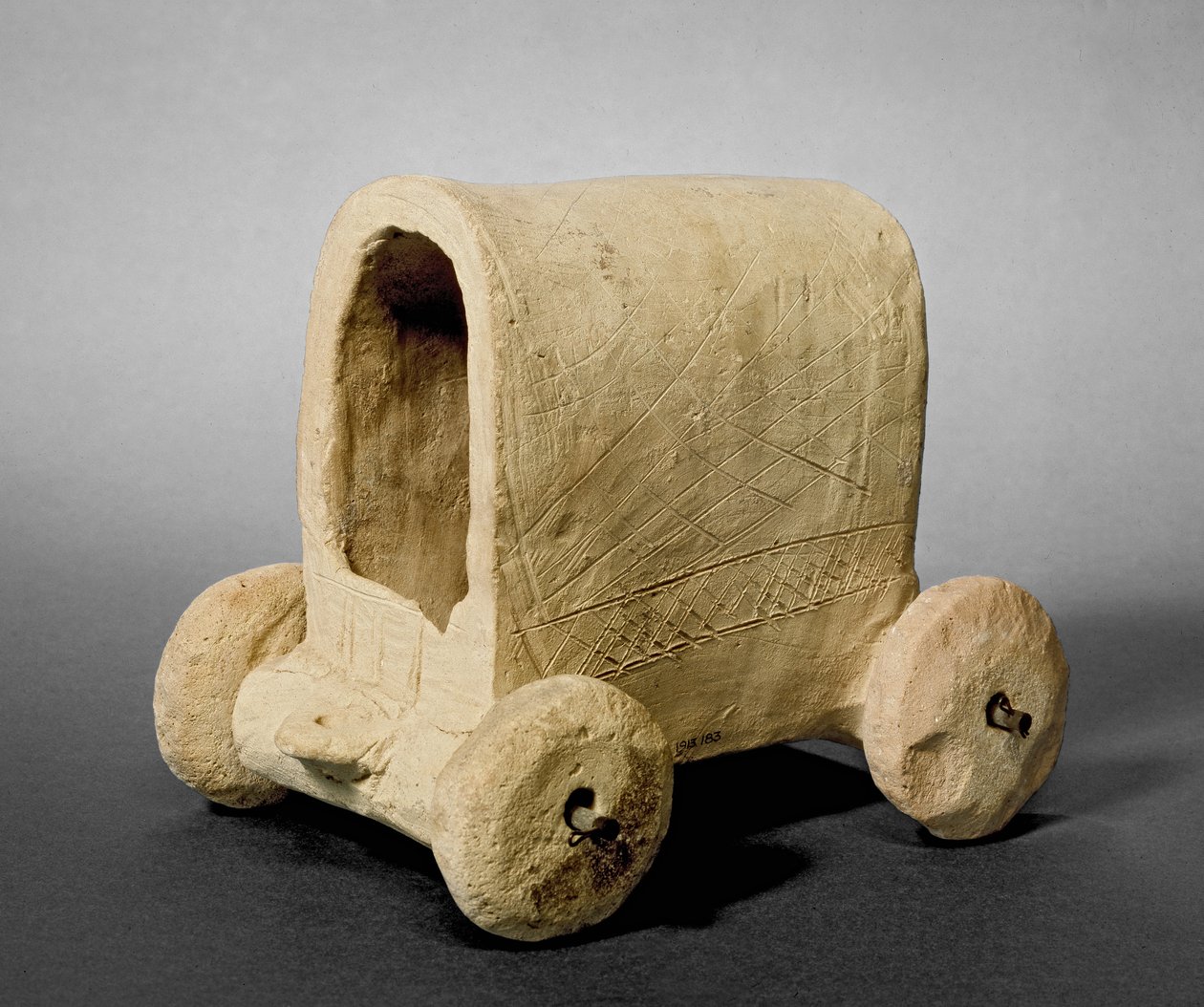 एक ढके हुए वैगन का मॉडल, कारकेमिश (जेरब्लस) सीरिया के पास हम्माम का है, c.2400-2300 ई.पू. द्वारा प्रागैतिहासिक