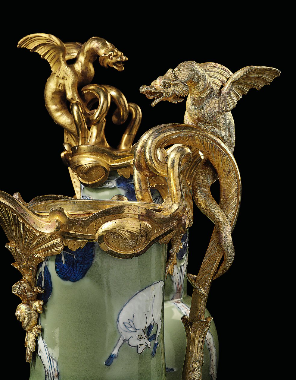 लुई सोलहवें युग की एक जोड़ी, चीनी मिट्टी के बरतन 1662-1722, mounts c.1745-49 (ओरमोलू-घुड़सवार सिरेमिक) द्वारा किंग राजवंश कांग्शी काल चीनी स्कूल