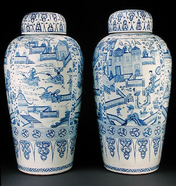 नीले और सफेद सैनिक फूलदान की एक जोड़ी, c.1700 (चीनी मिट्टी के बरतन) द्वारा किंग राजवंश चीनी स्कूल