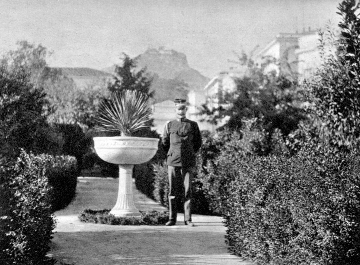 प्रिंस कॉन्स्टेंटाइन 1868-1923, स्पार्टा के ड्यूक, एथेंस, 1908 में अपने बगीचे में। द्वारा रानी एलेक्जेंड्रा